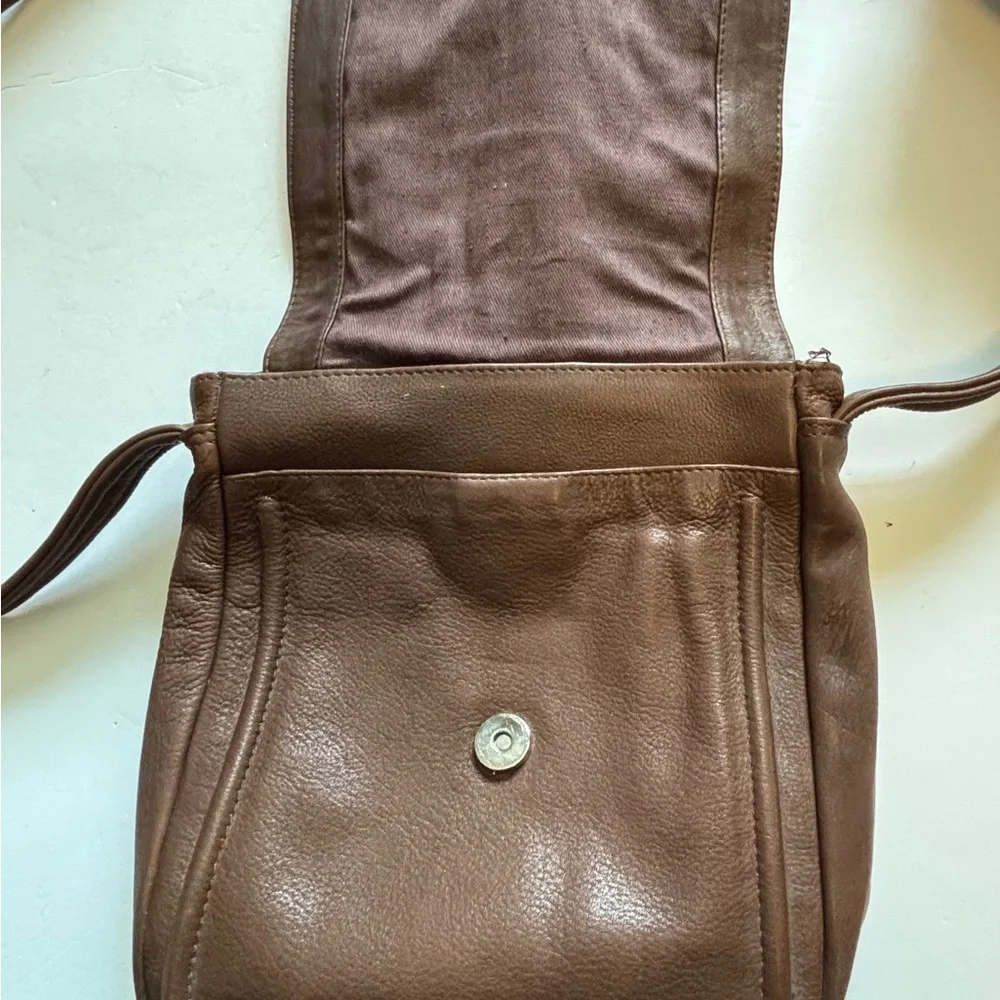 KENNETH COLE CHOCOLATE BROWN LEATHER CROSSBODY KNOT DEDIGN ON FRONT SNAP CLOSURE